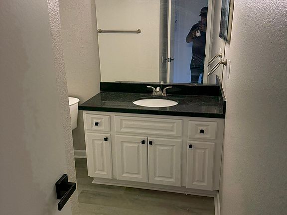 4th image of 3712 Iowa Ave #202