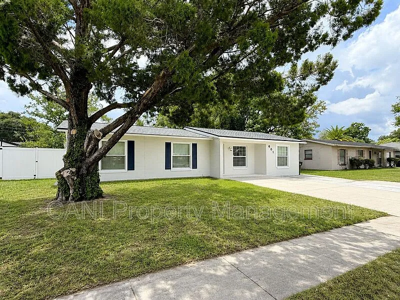 3 bed, 1.0 bath, 1400 sqft, $1,900 — Photo 2