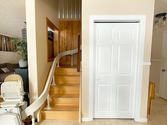 3rd image of 9588 Ardagh Cres