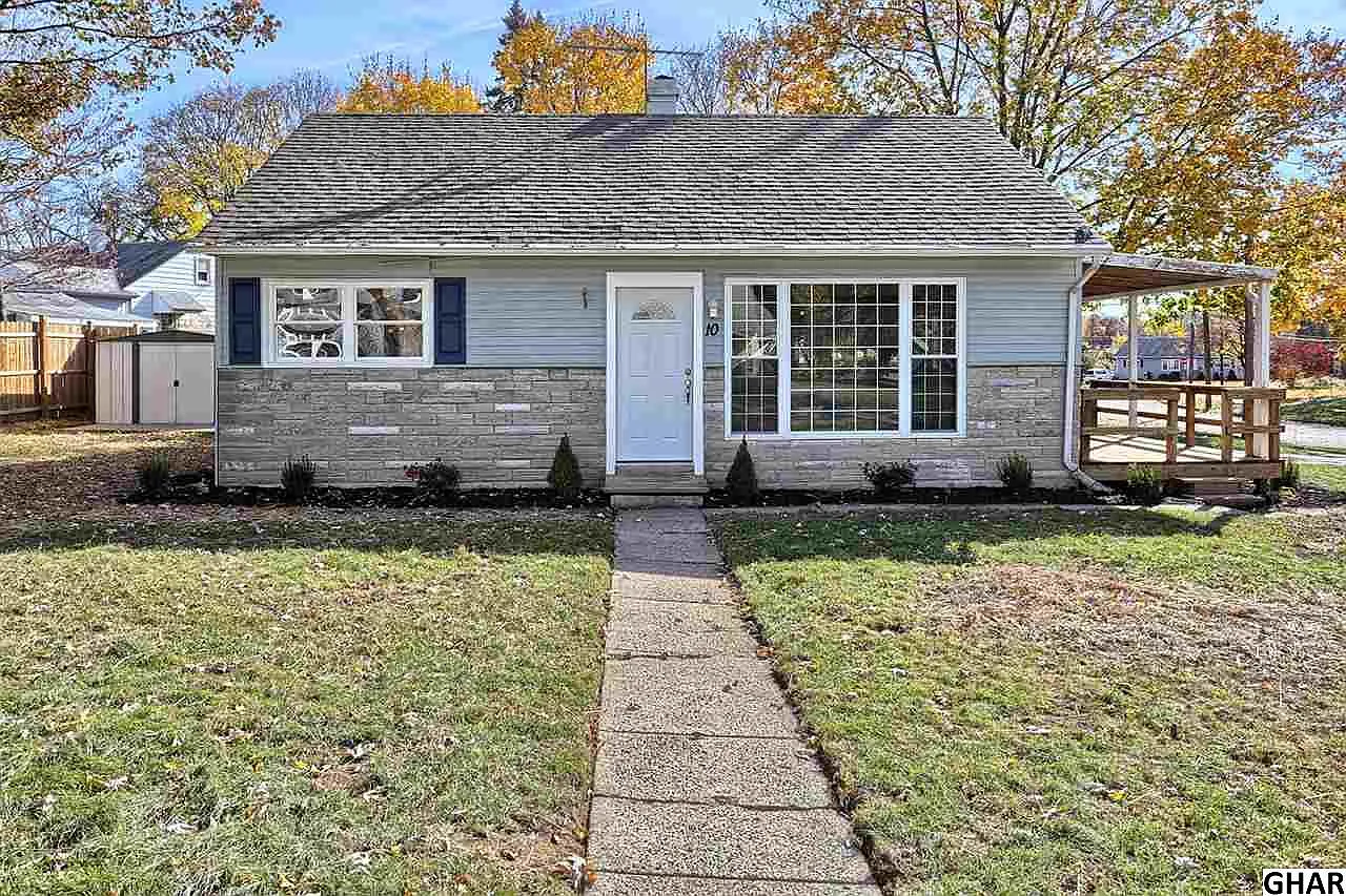 10 Wayne Cir photo 1