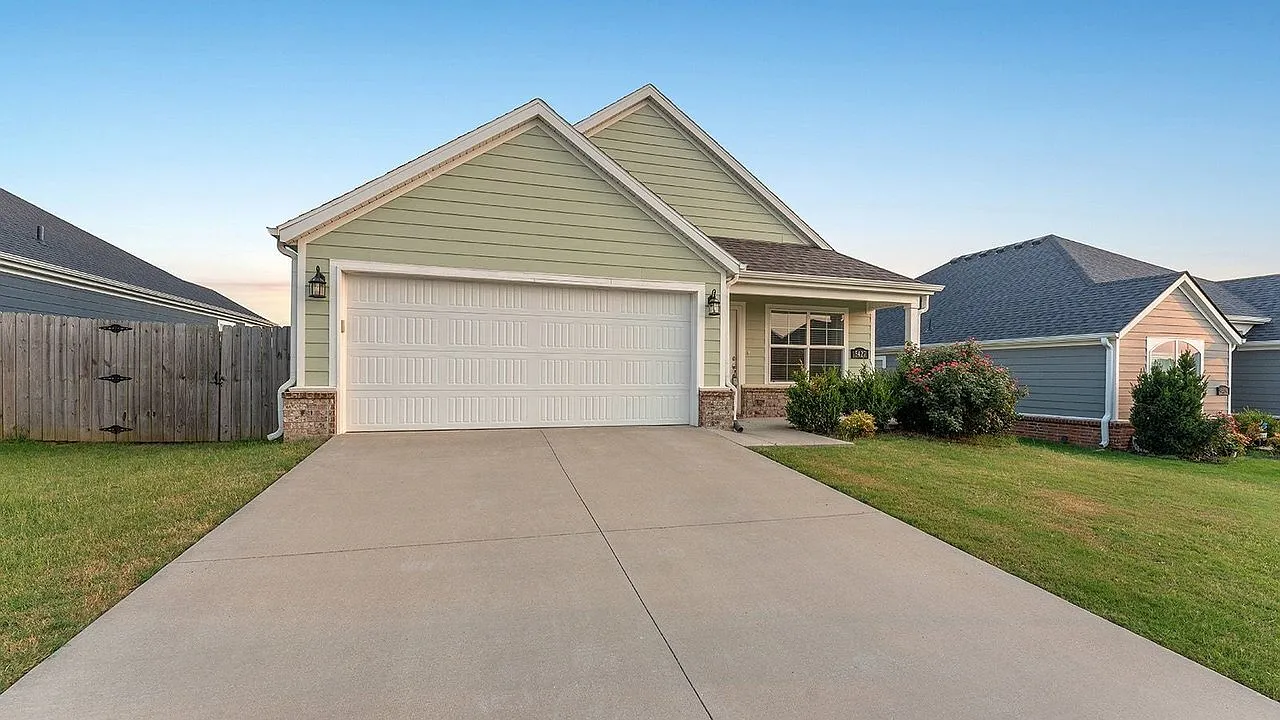 3 bed, 2.0 bath, 1360 sqft, $1,645 — Photo 2