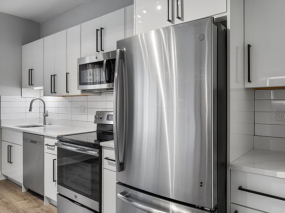 5th image of 7645 N Sheridan Rd #305
