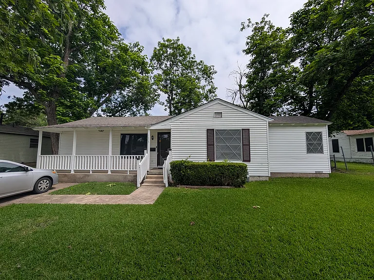 1605 Maple Dr — Photo 1