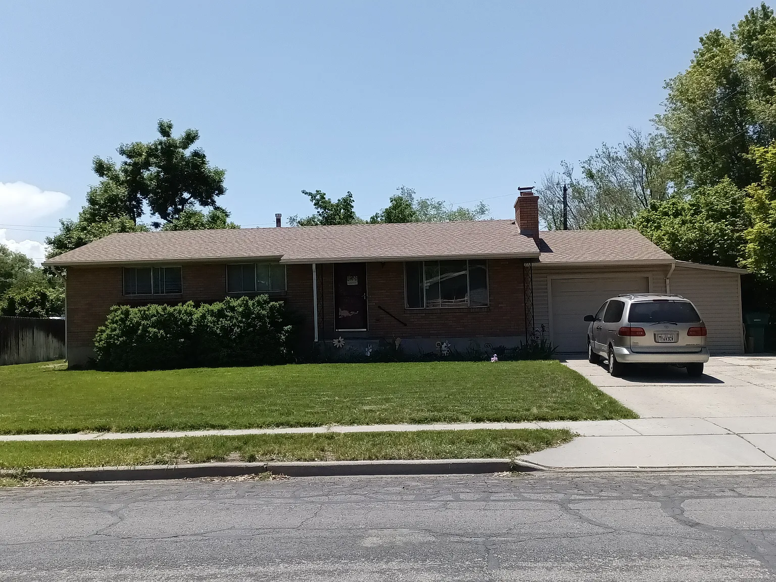 5 bed, 2250 sqft, $2,349 — Photo 2