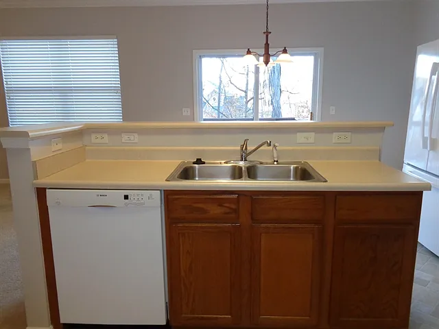 5 bed, 3.0 bath, 2270 sqft, $2,665 — Photo 3