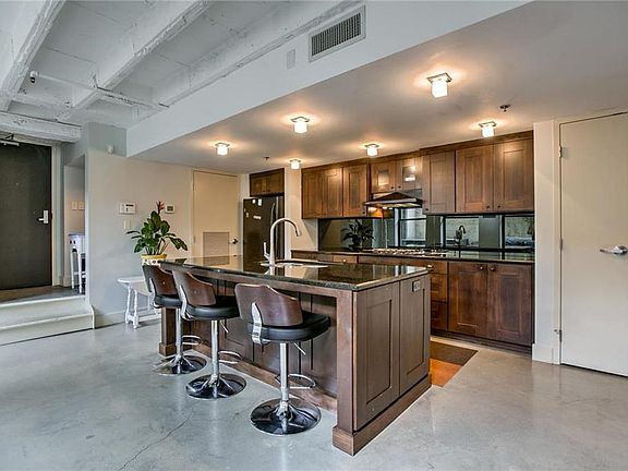 4th image of 1904 Main St #2
