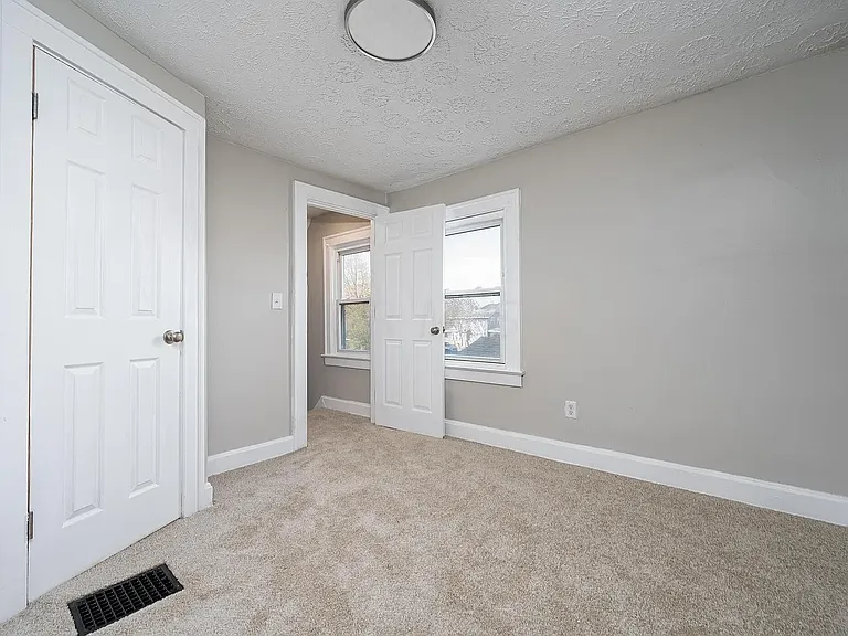 1132 Peters Ave — Photo 8