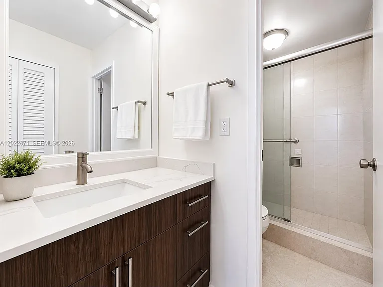 2899 Collins Ave #1042 — Photo 8