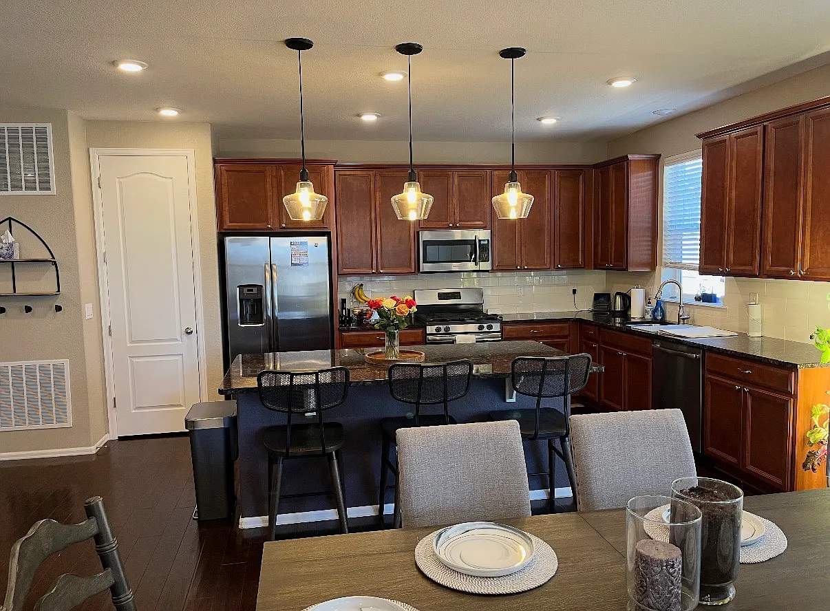 3 bed, 1872 sqft, $4,200 — Photo 3