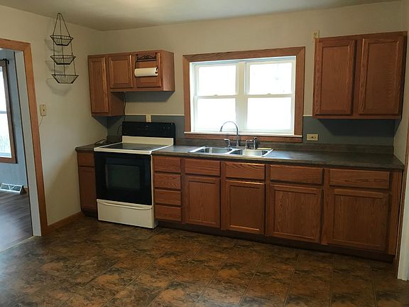 3rd image of 909 E Lake St