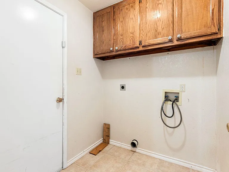 1502 Oak Knoll Ln — Photo 9