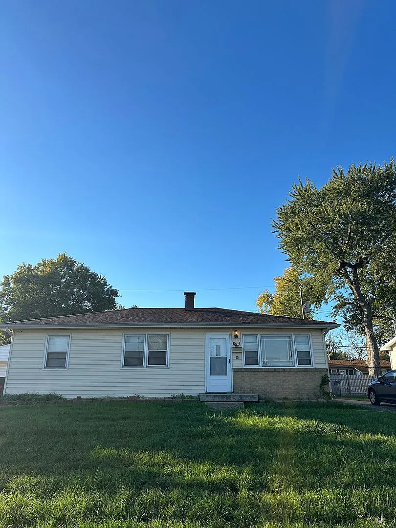 Welcome to this charming 3-bedroom, 1-bathroom home located in the heart of Indianapolis, IN — Photo 1
