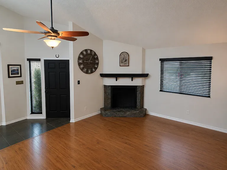 9237 N 47th Dr — Photo 4