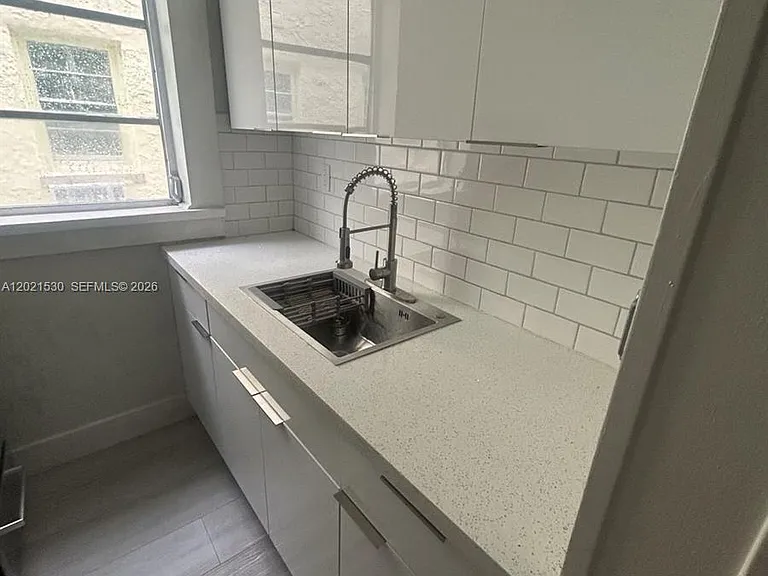 967 SW 5th St #10 — Photo 5