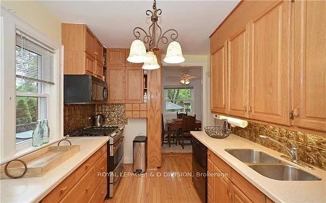 311 Chaplin Cres — Photo 7