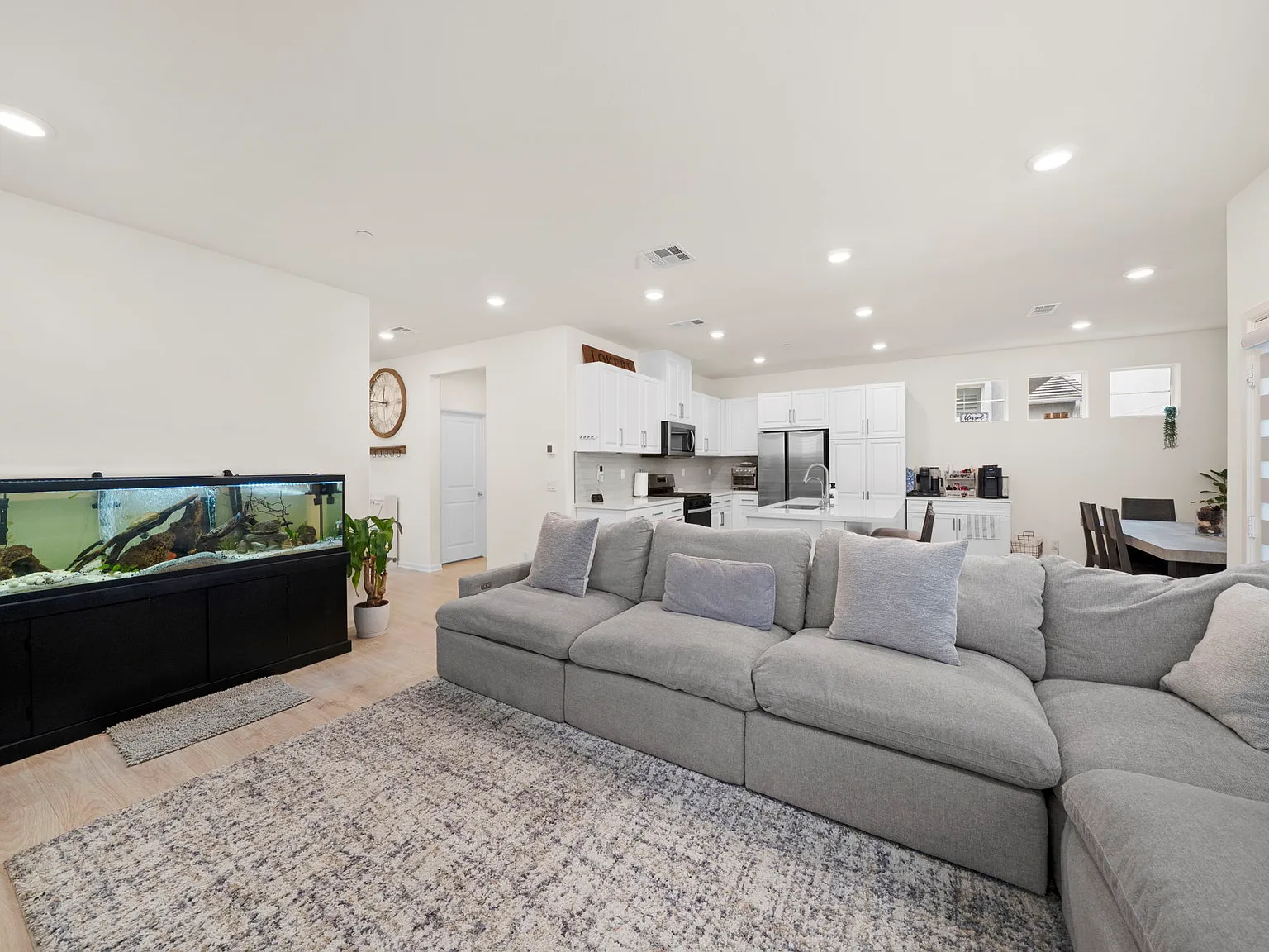4 bed, 1805 sqft, $3,995 — Photo 3