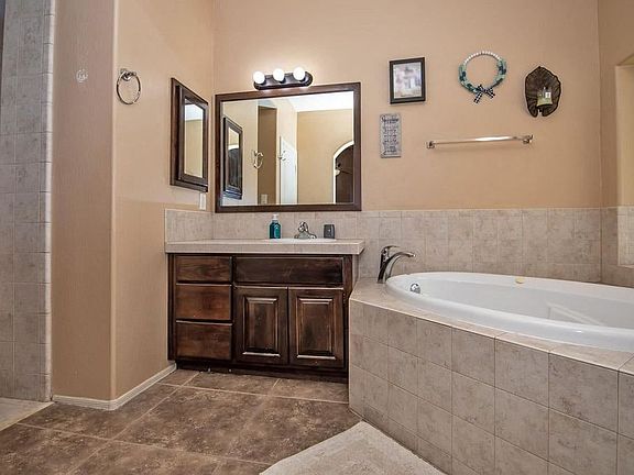 Primary Bath (2021 Painted since)