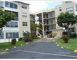 5th image of 2801 Somerset Dr APT 211
