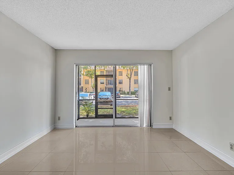 470 NW 20th St — Photo 12