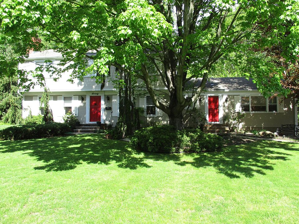1st image of 70 Carlton Ln