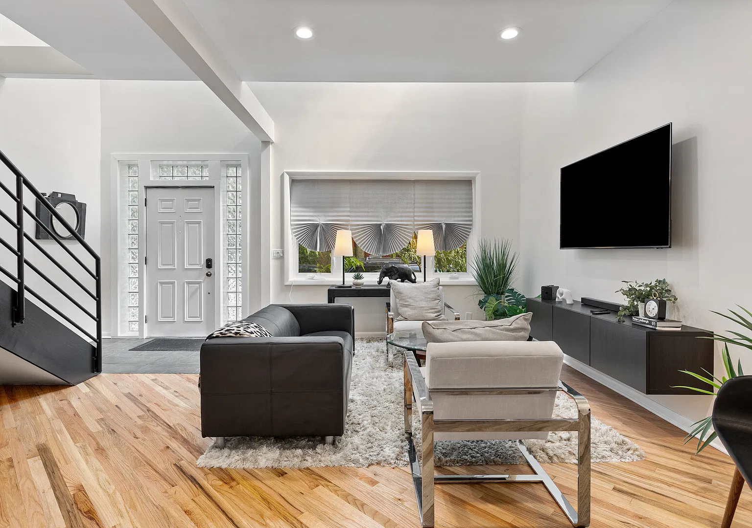 Luxury Furnished Bucktown Carriage House | 4 Bedrooms | 4 Bathrooms | — Photo 2
