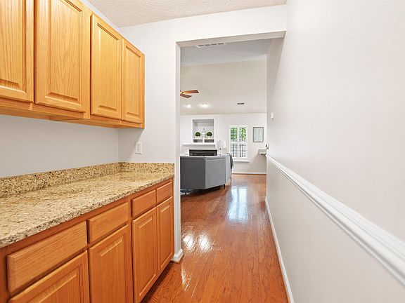 5th image of 301 Abbie Ln