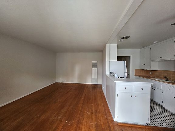 2nd image of 1049 E Ocean Blvd #12
