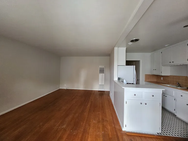 1049 E Ocean Blvd #12 — Photo 2