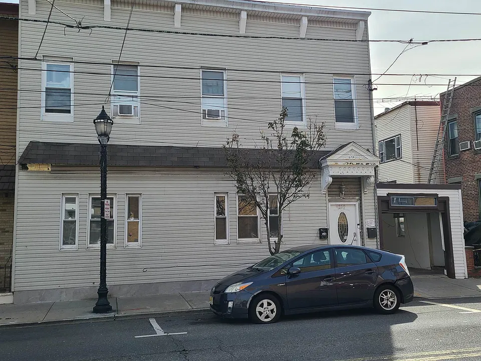 6806 Broadway