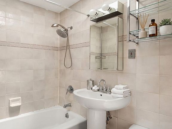 4th image of 235 E 54th St APT 4B