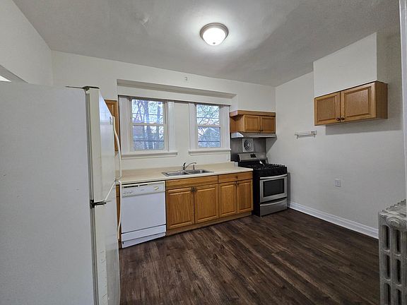 4th image of 10 Lawndale St