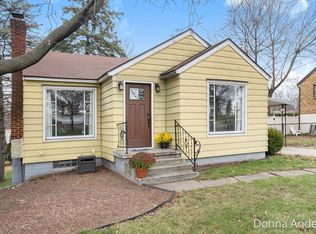 1719 Woodworth St NE, Grand Rapids, MI 49525