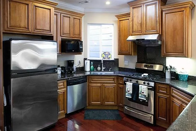 2 bed, 1.5 bath, 900 sqft, $6,010 — Photo 3