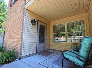 61278 Greenwood Dr, South Lyon, MI 48178