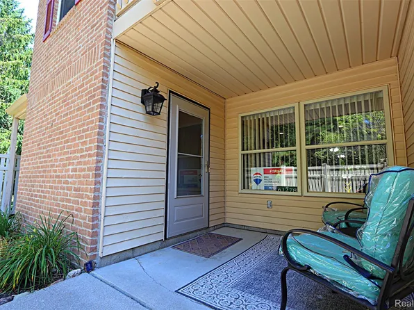 61278 Greenwood Dr, South Lyon, MI 48178