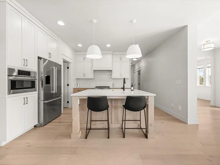 555 S Proctor Ln — Photo 11