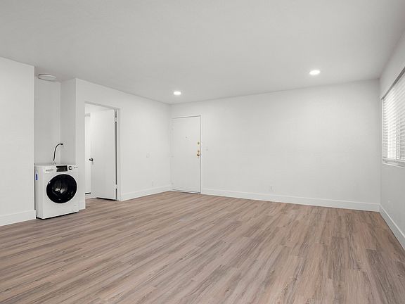 Living Room (2BR)