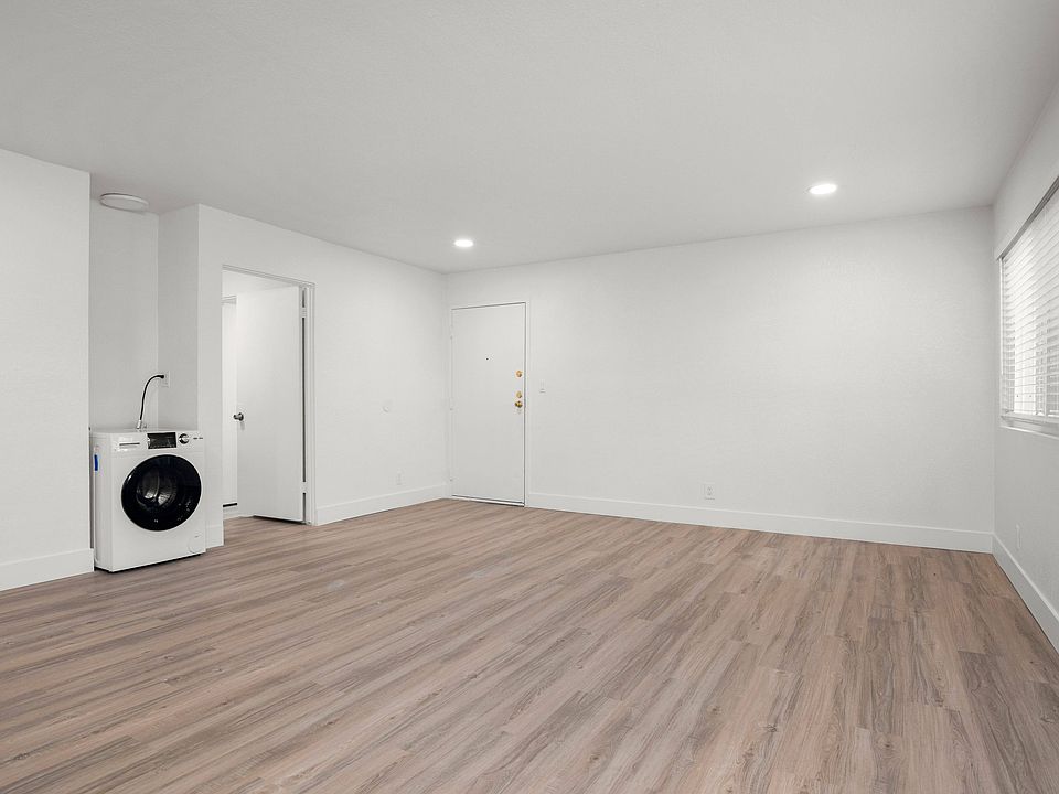 Living Room (2BR)