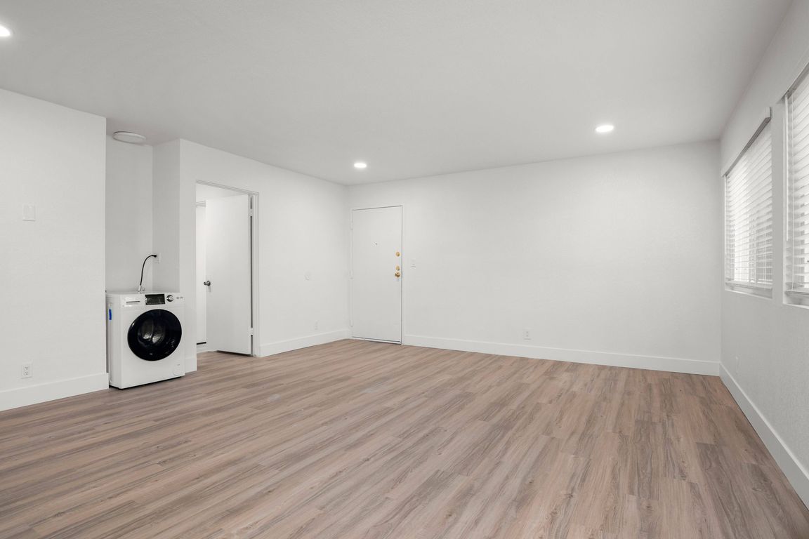 Living Room (2BR)