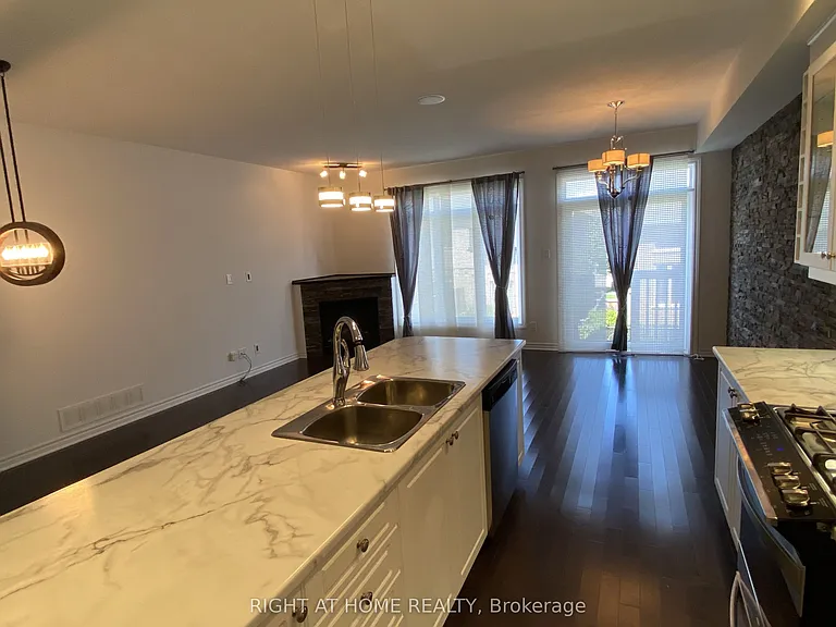 1119 Tischart Cres — Photo 8