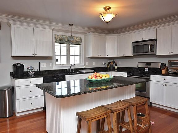 3rd image of 19 Amesbury St