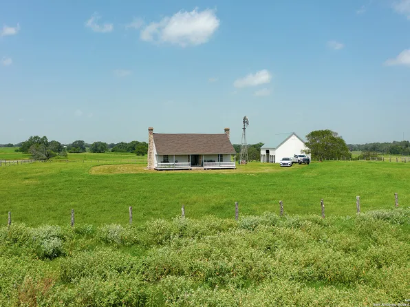 1713 Hickey Rd, Yoakum, TX 77995