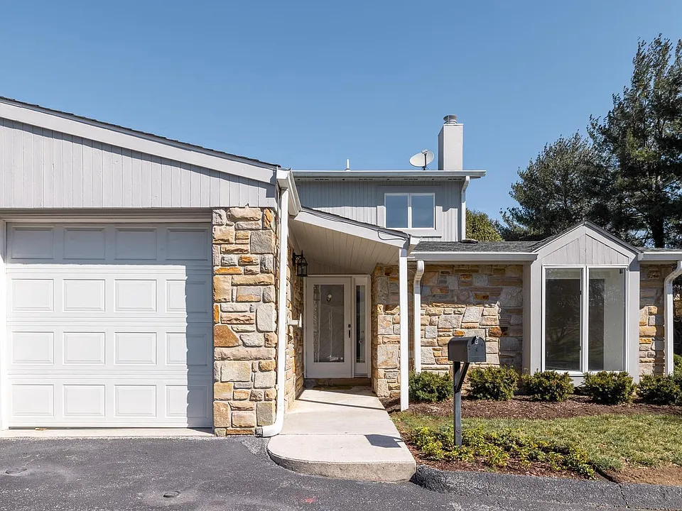 22 Stone Manor Ct #22