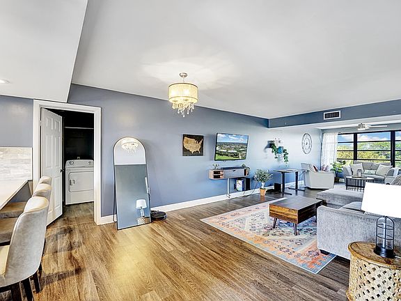 4th image of 6097 Balboa Circle #406