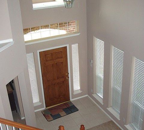 Entry with Soaring ceilings