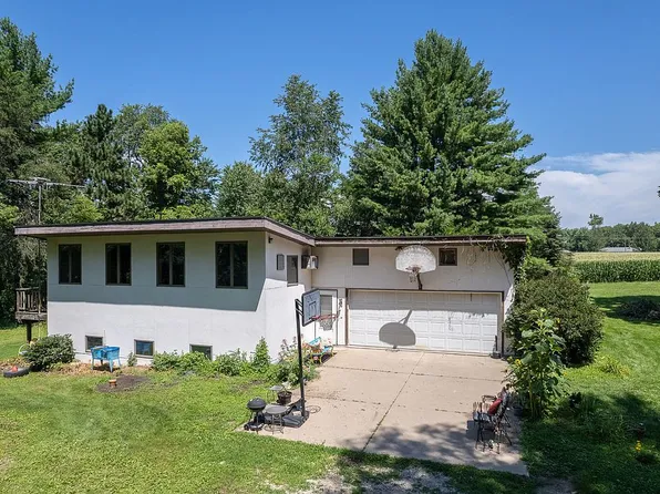 3141 Sandy Beach Rd NE, Solon, IA 52333
