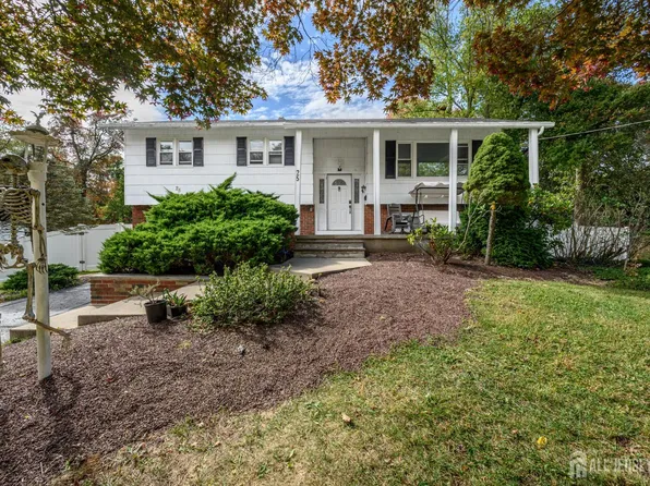 25 Highland Dr, Manalapan, NJ 07726