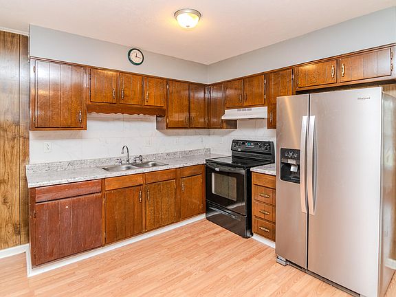 2nd image of 995 Shady Ln