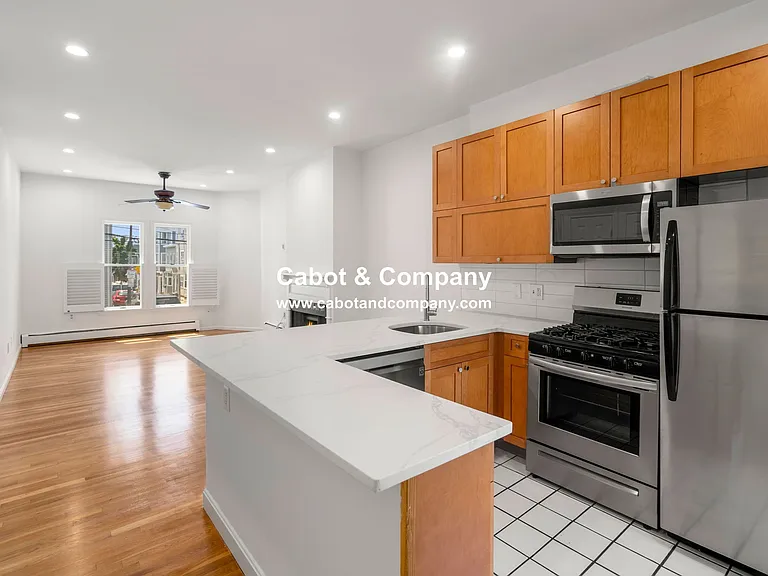 186 W 7th St #A — Photo 2
