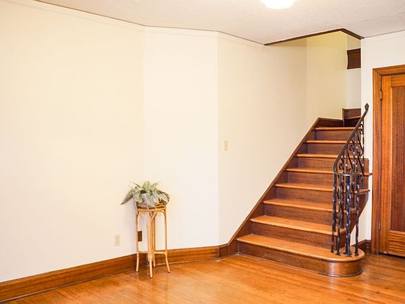 4th image of 912 SW Vista Ave APT 212